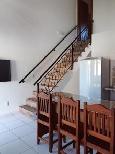 una escalera con 2 sillas y una mesa de cristal en Casa Lagoa de Geribá - 2 quartos, en Búzios