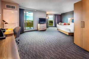 布雷登顿Legacy Hotel at IMG Academy的配有床和书桌的酒店房间 更多37张照片