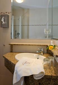La salle de bains est pourvue d'un lavabo et d'une serviette sur un comptoir. dans l'établissement Hotel Pension Fent, à Bad Füssing