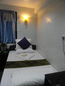 Tempat tidur dalam kamar di Paris Guest House