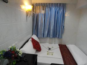Rúm í herbergi á Singh Guest House