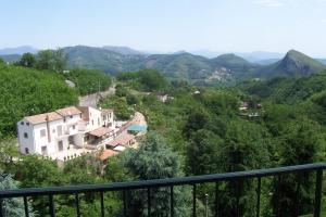 desde el balcón de una casa en las montañas en B&B Ilys, en Cava deʼ Tirreni