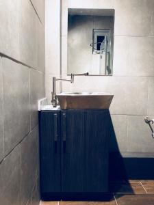W łazience znajduje się umywalka i lustro. w obiekcie Modern Suite #0 - best location w mieście Aguadilla