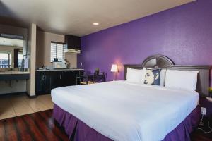 a bedroom with a bed and a dresser at Alura Inn in San Jose