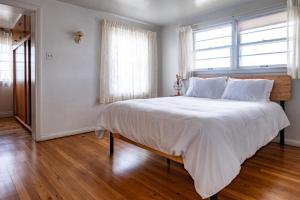 1 dormitorio con 1 cama blanca grande y ventana en The Nelson Inn, en Sheridan