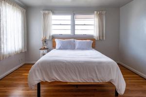 1 dormitorio con 1 cama blanca grande y ventana en The Nelson Inn, en Sheridan