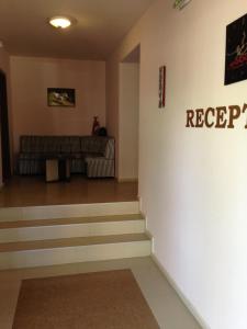 Ο χώρος του λόμπι ή της ρεσεψιόν στο Семеен хотел Катерини