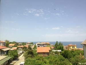 Eine Stadt mit Häusern und dem Meer im Hintergrund in der Unterkunft Hotel Katerini in Sinemorets