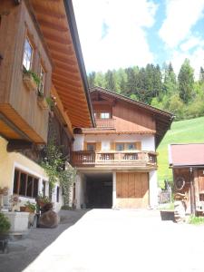 ein Gebäude mit einem Balkon auf der Seite in der Unterkunft Obergarberhof in Sillian