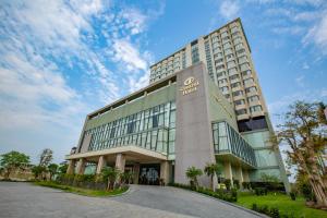 budynek z znakiem na boku w obiekcie Central Hotel Thanh Hoa w mieście Thanh Hóa