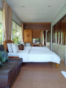 מיטה או מיטות בחדר ב-BaanRimNam Resort Trat