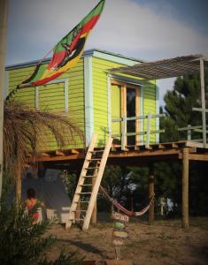 uma pequena casa amarela com uma bandeira em cima em Natural Mystic B&B em La Esmeralda