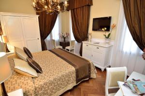 1 dormitorio con 1 cama y 1 mesa con sillas en B&B Villa Ines en Venice-Lido