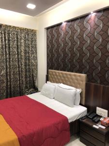 Postel nebo postele na pokoji v ubytování Hotel Antique - Colaba