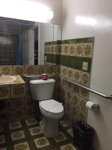 Kylpyhuone majoituspaikassa Walls Motel Long Beach