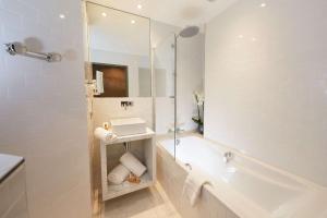 Ένα μπάνιο στο Best Western Plus Clos Syrah +49 φωτογραφίες