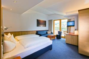 pokój hotelowy z łóżkiem i telewizorem w obiekcie Hotel Lukas w mieście Fiss +31 zdjęć