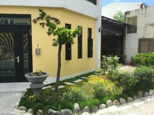 Сад в Ding Dong Homestay