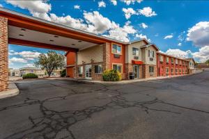 un aparcamiento vacío frente a un edificio en Quality Inn Los Lunas, en Los Lunas