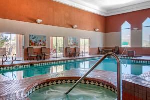 - une piscine avec bain à remous dans une chambre d'hôtel dans l'établissement Comfort Inn & Suites I-25 near Spaceport America, à Truth or Consequences
