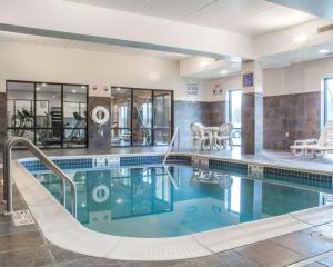 בריכת השחייה שנמצאת ב-Comfort Suites Cicero - Syracuse North או באזור