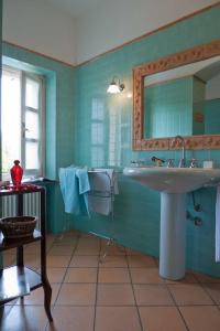 a bathroom with a sink and a mirror at La Giribaldina Winery & Farmhouse in Calamandrana
