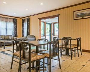 a dining room with a table and chairs at Econo Lodge Glens Falls - Lake George in Glens Falls
