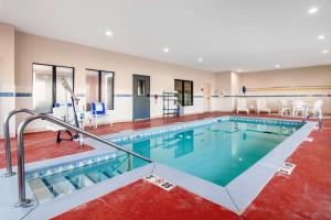 สระว่ายน้ำที่อยู่ใกล้ ๆ หรือใน Comfort Inn & Suites Norman near University