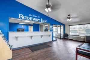 Lobbyen eller receptionen på Rodeway Inn Sharonville