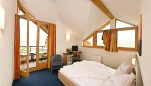 Postel nebo postele na pokoji v ubytování Hotel Lukas