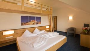 Postel nebo postele na pokoji v ubytování Hotel Lukas