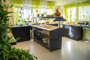 a kitchen with a buffet of food in a restaurant at Hotel Rosengarten in Schwäbisch Gmünd