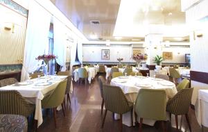 Reštaurácia alebo iné gastronomické zariadenie v ubytovaní Hotel Cicolella