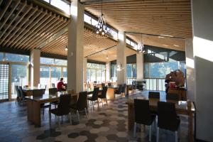 泰安鄉的住宿－湯之美溫泉，用餐室设有桌椅和窗户。
