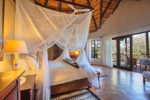 Postel nebo postele na pokoji v ubytování Mvuradona Safari Lodge