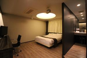 سرير أو أسرّة في غرفة في N hotel #NL1