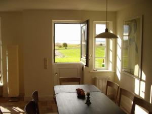 a dining room with a table and a window at Haus am Achterwasser Whg "Kapitän Nemo" in Ueckeritz