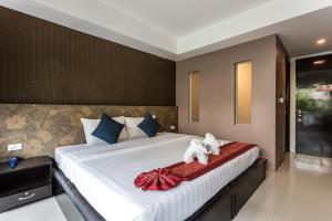 Кровать или кровати в номере 7Q Patong Beach Hotel