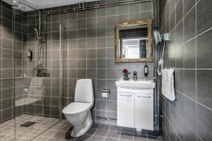 Koupelna v ubytování Dömle Herrgård Spa & Resort + 27 fotografií