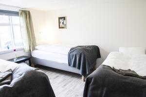 Fossardalur Guesthouse房間的床