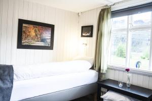 Fossardalur Guesthouse房間的床