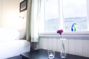 Fossardalur Guesthouse房間的床