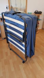 - un lit avec une couverture bleue au-dessus dans l'établissement Business-Travel-Apartment & Ferienwohnung Münster, Check-In von 15 bis 22 Uhr möglich, mit SB-Kiosk, à Münster