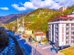 ウズンギョルにあるGolden Inn Hotel Uzungölの川と建物と山のある市