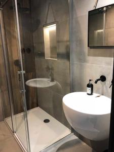 Penzion Na Červeném Potoce في كراليكي: حمام مع دش ومغسلة ومرحاض
