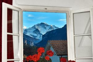 ein Fenster mit Bergblick in der Unterkunft Residence Jungfrau in Interlaken