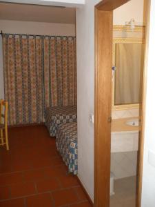 Un pat sau paturi într-o cameră la Hotel Passagem do Sol