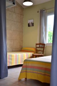 RaphèleにあるRésidence Vacances Fontenelleのベッドルーム1室(ベッド2台、窓付)