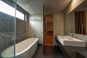 Koupelna v ubytování Acappella Suite Hotel, Shah Alam
