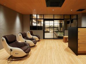 a waiting room with four chairs and a hair salon at hotel androoms Shin-Osaka in Osaka